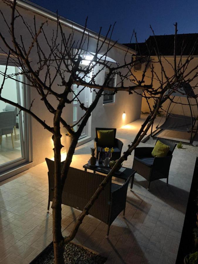 Apartman Ana Apartment Crno Luaran gambar